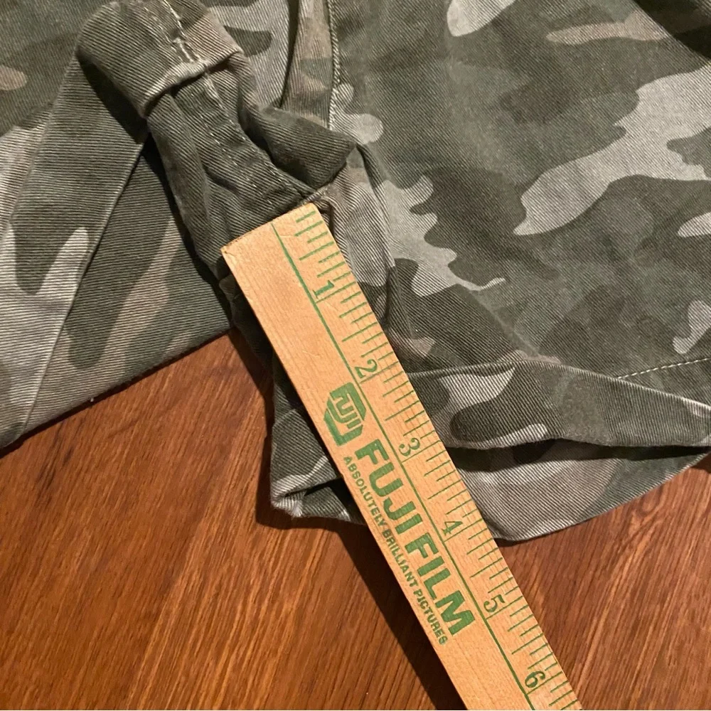 Camo Shorts pull on size 8 rolled hem elastic‎ waist drawstring